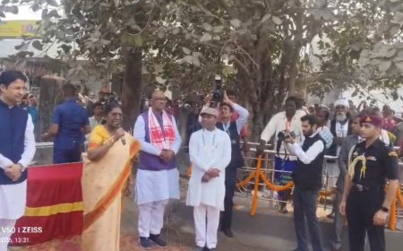 সাঁওতাল সম্মেলনের মঞ্চে রাজ্য প্রশাসনের ভূমিকা নিয়ে অসন্তোষ রাষ্ট্রপতির