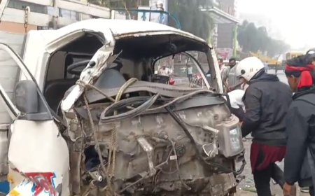 মধ্যমগ্রামে ভয়াবহ পথ দুর্ঘটনা, উল্টে গেল সবজি বোঝাই গাড়ি, আহত ড্রাইভার-খালাসি