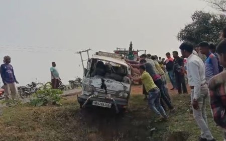 রাজ্য সড়কে দুই মারুতি ভ্যানের মুখোমুখি সংঘর্ষ, আহত চালক