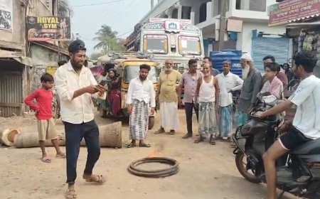 বসিরহাটের টাকি পৌরসভার ১৩ নম্বর ওয়ার্ডে রাস্তার বেহাল অবস্থায় বাসিন্দাদের বিক্ষোভ, উপপৌর প্রধানের আশ্বাসে অবরোধ তুলে নেওয়া