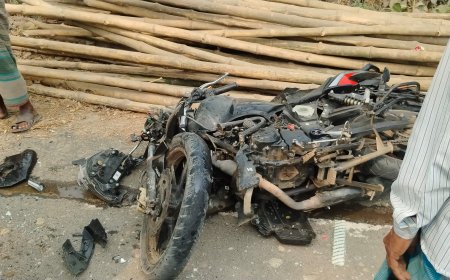 মুর্শিদাবাদ, স্বরুপপুর: টোটো ও মোটরবাইকের মুখোমুখি সংঘর্ষ, বাইক চালক গুরুতর আহত