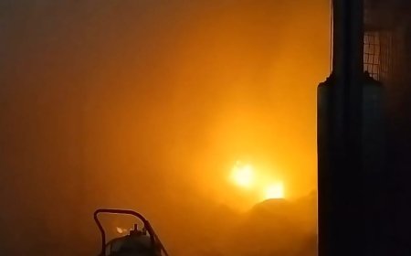 কারখানায় অগ্নিকাণ্ড, দমকলের দুটি ইঞ্জিন ঘটনাস্থলে