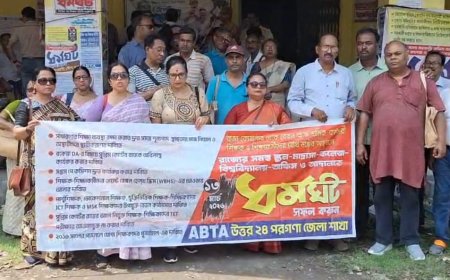 উত্তর ২৪ পরগনার ব্যারাকপুরে শিক্ষা ভবনের সামনে নিখিল বঙ্গ শিক্ষক সমিতির অবস্থান-বিক্ষোভ