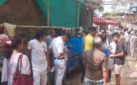 কলকাতার জোড়াসাঁকোর কলাবাগানে বিপজ্জনক বাড়ি মেরামতির সময় হুড়মুড়িয়ে ভাঙল সিঁড়ি