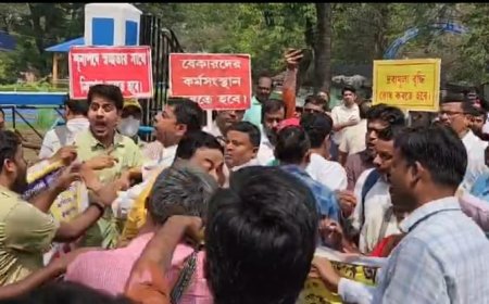 বীরভূমের সিউড়িতে ধর্মঘট ঘিরে উত্তেজনা, জেলাশাসকের দপ্তরের সামনে বিক্ষোভ ও মিছিল