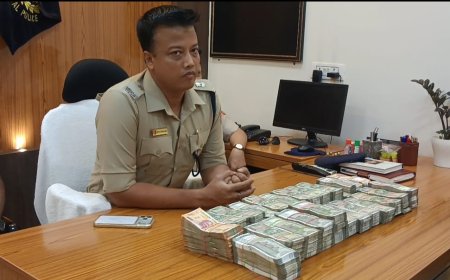 পশ্চিম মেদিনীপুরের খড়গপুর স্টেশনে এক ব্যক্তির ব্যাগ থেকে উদ্ধার ৫০ লক্ষ ৭৭ হাজার টাকা