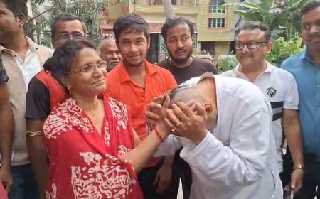 ব্যারাকপুরে বিজেপির চমক, প্রার্থী কৌস্তব বাগচী আশীর্বাদ নিয়ে নামলেন ময়দানে