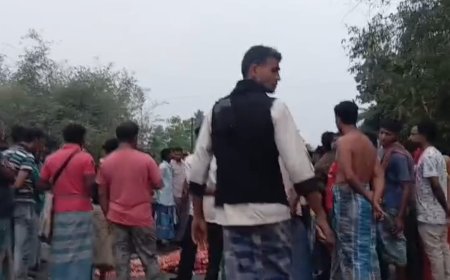 দত্তপুকুরে মর্মান্তিক পথদুর্ঘটনা, বাইক আরোহীর মৃত্যুকে কেন্দ্র করে টাকি রোড অবরোধ