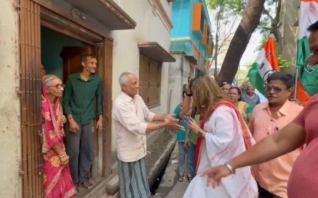 বরানগরে ঘরে ঘরে প্রচার সায়ন্তিকা বন্দ্যোপাধ্যায়ের, প্রবীণ ভোটারদের সমর্থন চাইলেন তৃণমূল প্রার্থী