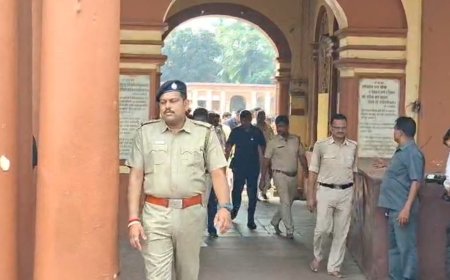 দক্ষিণেশ্বরে পুজো দিয়ে বিতর্কিত মন্তব্য, “হাইকোর্টের অনুমতি নিয়ে মায়ের কাছে আসতে হচ্ছে"