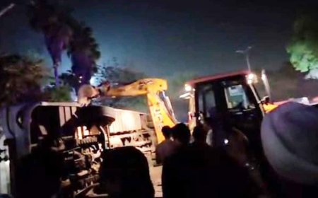 দিল্লিতে উল্টে গেল ডবল ডেকার বাস! মৃত ২, আহত অনেকে