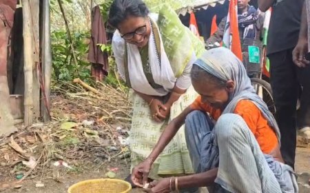 সাইকেলেই প্রচার, নজর কাড়ছেন নারায়ণগড়ের তৃণমূল প্রার্থী প্রতিভা মাইতি