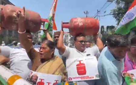 এলপিজির দাম বৃদ্ধি ও সঙ্কটের প্রতিবাদে অভিনব মিছিল, শহরে অটো সংকটও প্রকট