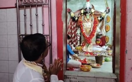 আলু-পেঁয়াজের মালা গলায় কংগ্রেস প্রার্থী, চাষিদের ন্যায্য দামের দাবিতে অভিনব প্রতিবাদ পূর্বস্থলীতে