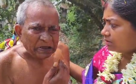 ঘাটালে ভোটার তালিকা থেকে নাম বাদ, তৃণমূল প্রার্থীকে দেখে কান্নায় ভেঙে পড়লেন বৃদ্ধ