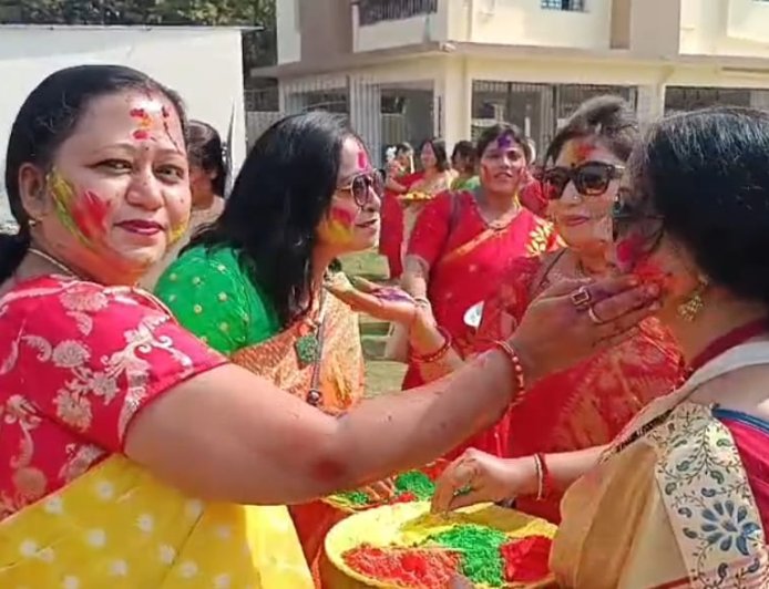 পশ্চিম বর্ধমান আসানসোলের ৮৪ নম্বর ওয়ার্ডে হোলি উপলক্ষে তৃণমূলের রঙিন শোভাযাত্রা