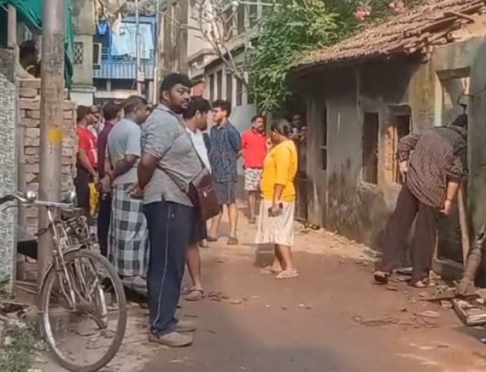 খাস কলকাতার পাইকপাড়ায় বিস্ফোরণ, উড়ল বহুতলের ছাদে টিন, আতঙ্ক এলাকায়