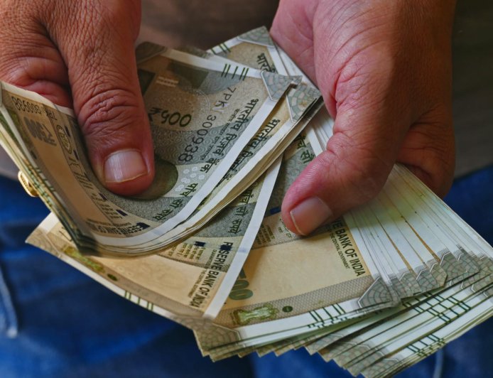 রাজ্য সরকারি কর্মীদের বকেয়া ডিএ-র ২৫ শতাংশ মেটাতে সুপ্রিম কোর্টে সময় চাইল রাজ্য সরকার