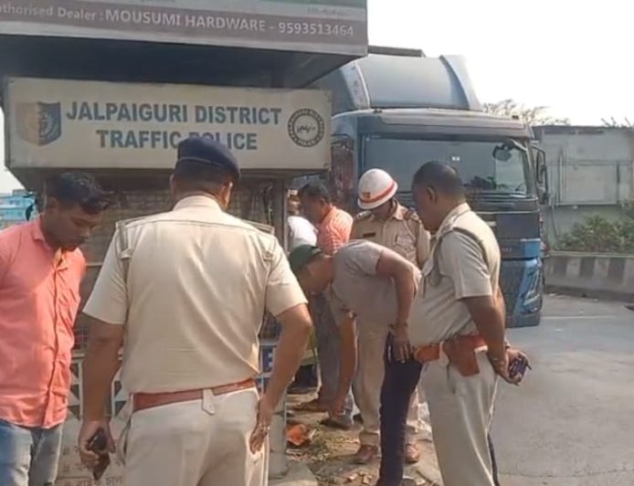 জলপাইগুড়িতে বন্ধ ট্রাফিক বুথ থেকে দেহ উদ্ধার, চাঞ্চল্য ধূপগুড়িতে