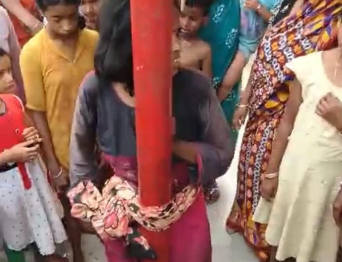 মালদহে ছেলে ধরা সন্দেহে মহিলাকে আটক, পুলিশের হাতে তুলে দিল এলাকাবাসী