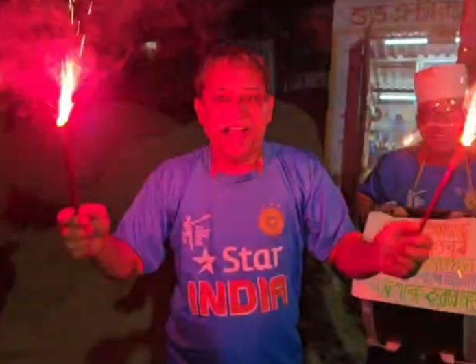 টি-২০ বিশ্বকাপ জয়ে বেহালায় বিজয় উল্লাস, আতশবাজিতে মাতল শহরবাসী