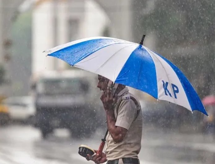 দক্ষিণবঙ্গে বজ্রবিদ্যুৎ-সহ বৃষ্টির সম্ভাবনা, ১০ জেলায় সতর্কতা; ভিজতে পারে উত্তরবঙ্গও