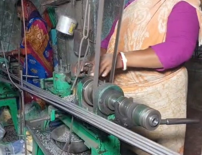 মেশিনের পাশে জন্ত্রী নারী, নারী দিবসে মানসিংপুরে বদলাচ্ছে গ্রামবাংলার ছবি