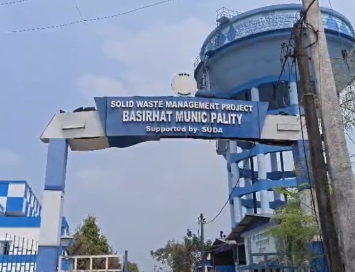 বসিরহাটে ডাস্টবিনে ভুলে ফেলা সোনার গয়না ফিরিয়ে দিলেন পৌর কর্মী, সততার নজির ‘নির্মল বন্ধু’র