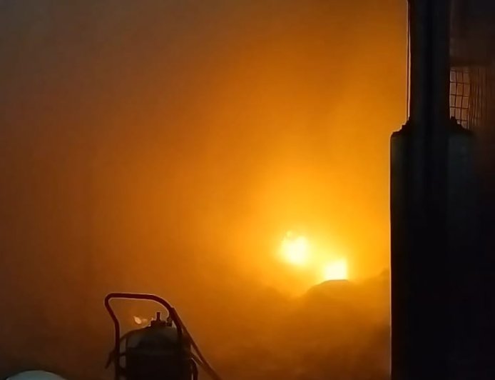 কারখানায় অগ্নিকাণ্ড, দমকলের দুটি ইঞ্জিন ঘটনাস্থলে