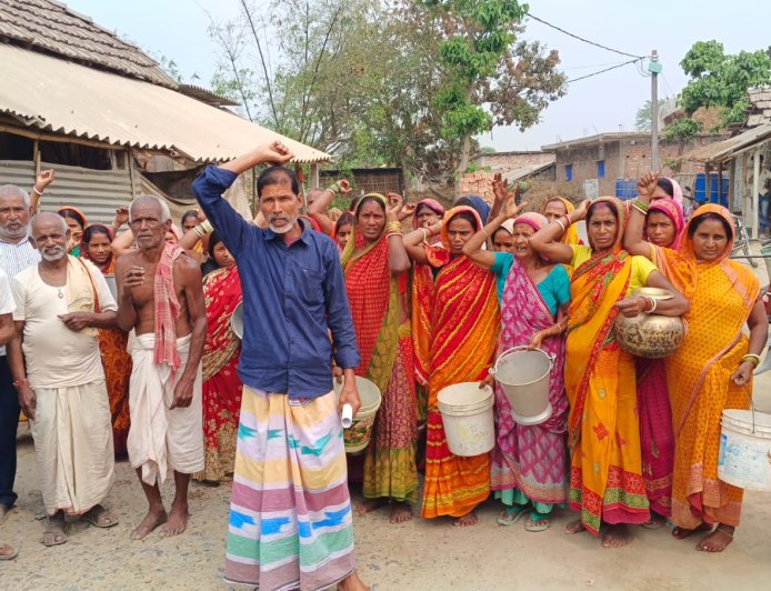 মালদহের হরিশ্চন্দ্রপুরের কুশল গ্রামে পানীয় জলের দাবিতে বিক্ষোভ, ভোট বয়কটের হুঁশিয়ারি বাসিন্দাদের