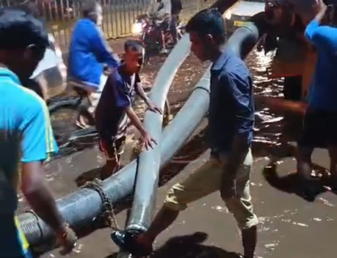 কলকাতার তারাতলা রোডে জলের ভালভ ফেটে বিপত্তি, রাস্তাজুড়ে জল থইথই