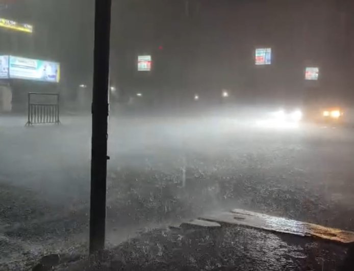 দার্জিলিংয়ের দার্জিলিং-শিলিগুড়িতে টানা বৃষ্টি, পর্যটকদের মন খারাপ