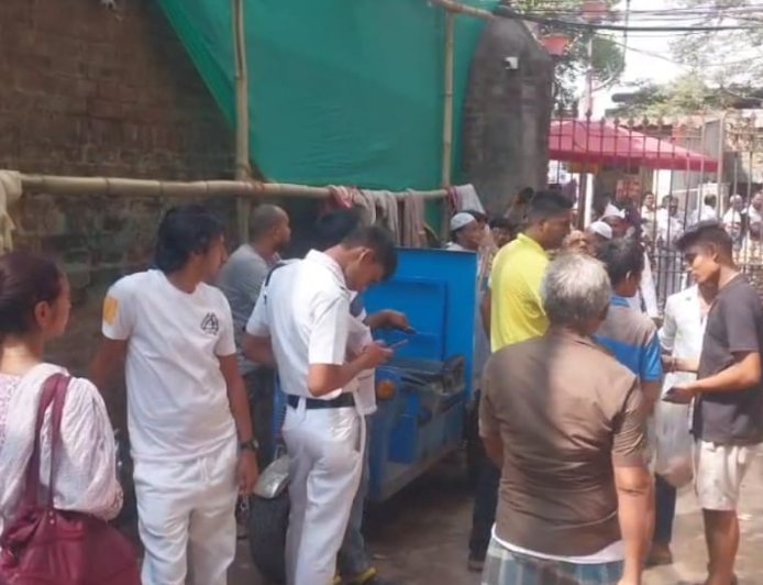 কলকাতার জোড়াসাঁকোর কলাবাগানে বিপজ্জনক বাড়ি মেরামতির সময় হুড়মুড়িয়ে ভাঙল সিঁড়ি