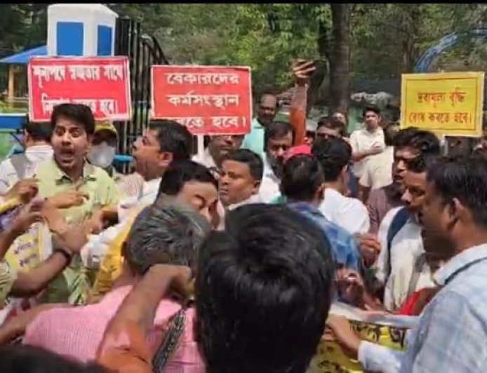 বীরভূমের সিউড়িতে ধর্মঘট ঘিরে উত্তেজনা, জেলাশাসকের দপ্তরের সামনে বিক্ষোভ ও মিছিল