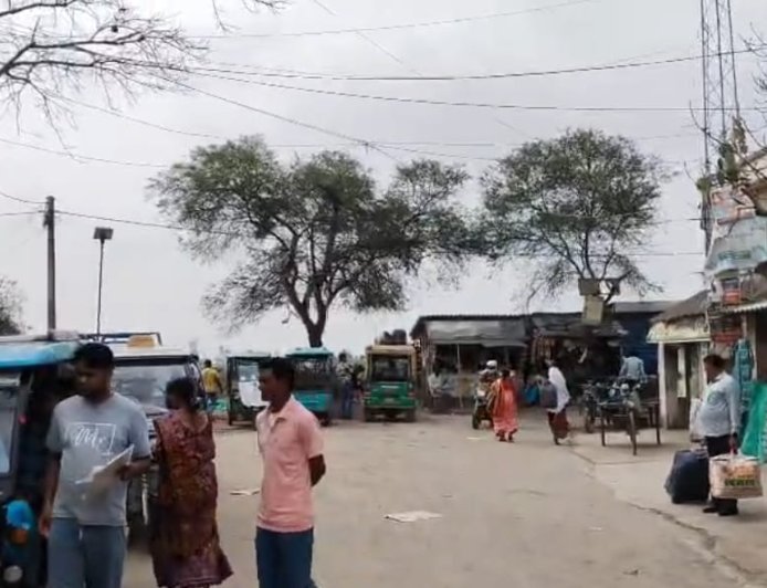 উত্তর ২৪ পরগনার বসিরহাটের লেবুখালীতে ব্রিগেড সভার জেরে বাস-নৌকার সঙ্কটে ভোগান্তি যাত্রীদের