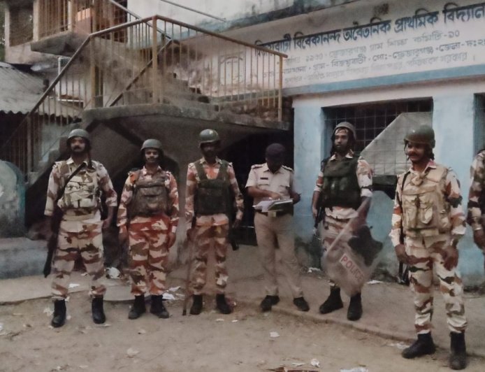 ভোটের দিন ঘোষণার আগেই নামখানায় কেন্দ্রীয় বাহিনী; পুলিশকে সঙ্গে নিয়ে চলছেরুট মার্চ