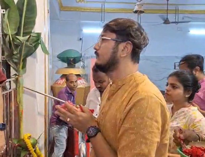 অসিত মজুমদারকে পাশে নিয়েই প্রচারে দেবাংশু, নৈহাটির বড়মা মন্দিরে পুজো দিয়ে শুরু