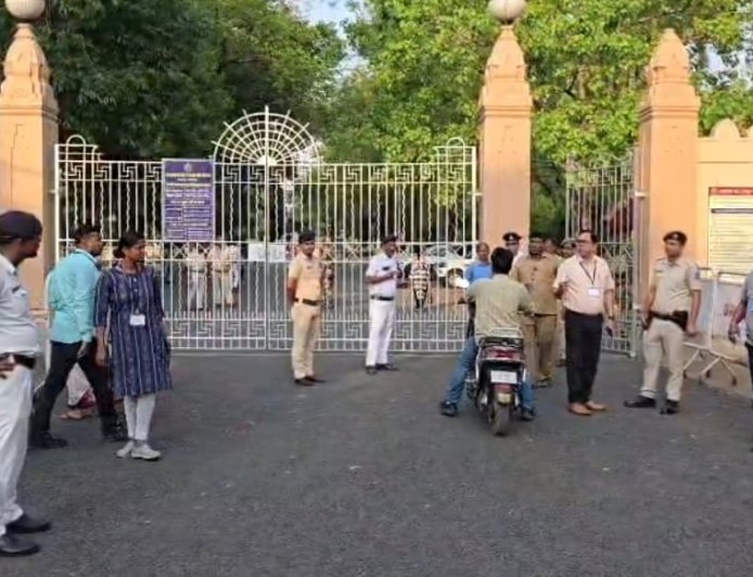 স্বস্ত্রীক বেলুড় মঠ দর্শনে রাজ্যপাল আর এন রভি, কড়া নিরাপত্তায় ঘেরা মঠ প্রাঙ্গণ