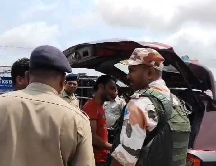 ভোটের আগে টানটান নিরাপত্তা; ফ্রেজারগঞ্জে কেন্দ্রীয় বাহিনীকে সঙ্গে নিয়ে পুলিশের  নাকা চেকিং