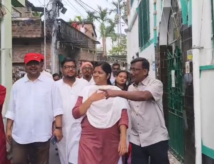 ঈদের মঞ্চে সৌজন্য বিনিময়, রাজনৈতিক কটাক্ষে সরগরম উত্তরপাড়া—মীনাক্ষীকে ‘পরিযায়ী’ ইঙ্গিত কল্যাণের