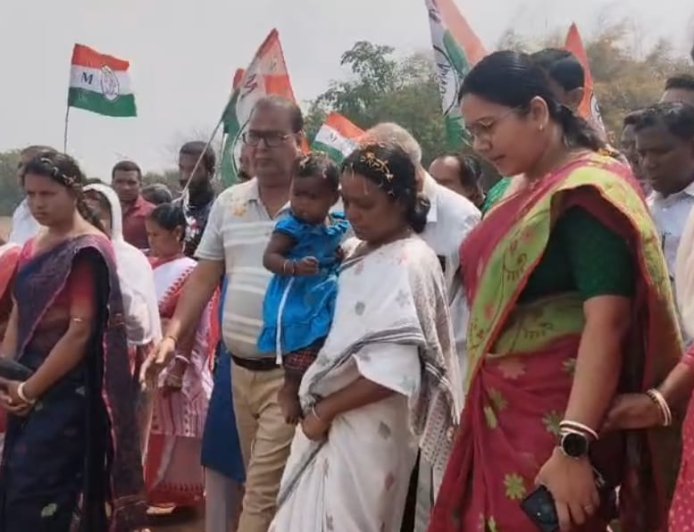 আদিবাসী প্রথায় পুজো দিয়ে প্রচারের সূচনা, শিলদায় জনসংযোগে বিরবাহা হাঁসদা