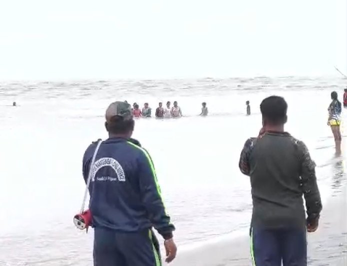 ভরা কটাল ও ঘূর্ণাবর্তের জোড়া ফলা; উত্তাল বকখালি সৈকতে প্রশাসনের ‘রেড অ্যালার্ট’*