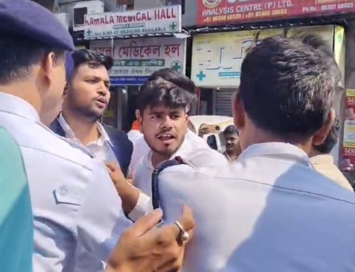 আরজি কর কাণ্ডের প্রতিবাদে পথে এবিভিপি, রাজ্যজুড়ে মেডিকেল কলেজে অব্যবস্থার অভিযোগে অবস্থান-বিক্ষোভ