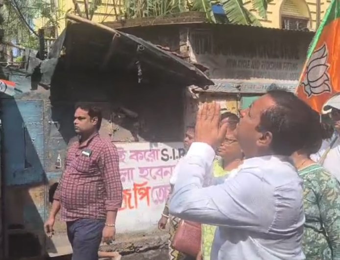 সংঘর্ষের আবহের মধ্যেই বরানগরে প্রচারে বিজেপি প্রার্থী সজল ঘোষ