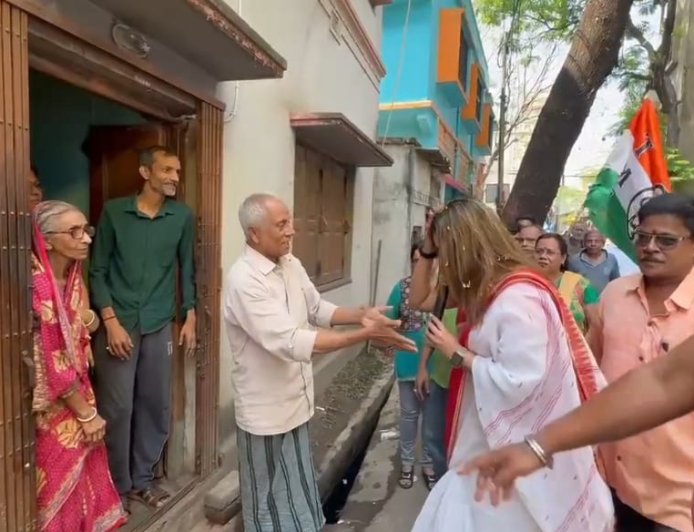বরানগরে ঘরে ঘরে প্রচার সায়ন্তিকা বন্দ্যোপাধ্যায়ের, প্রবীণ ভোটারদের সমর্থন চাইলেন তৃণমূল প্রার্থী