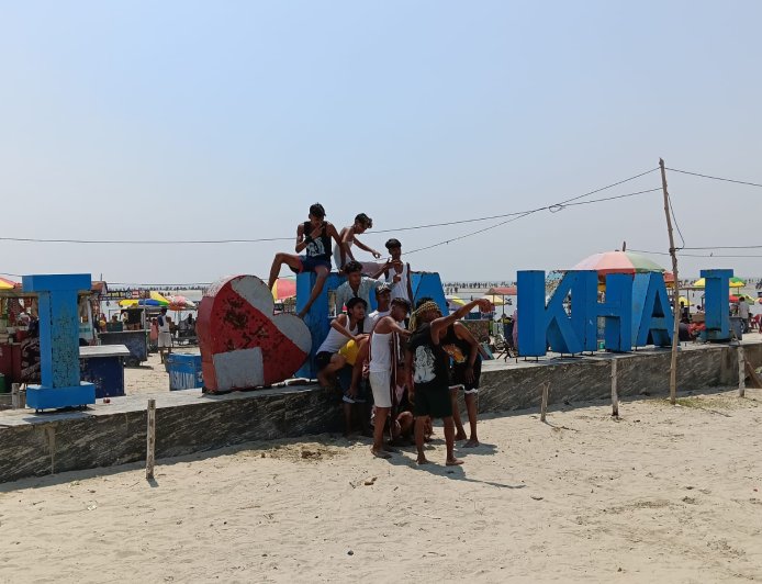 *ঈদের আমেজে ছুটির মেজাজ; দুর্যোগ কাটতেই বকখালিতে পর্যটকদের উল্লাস*