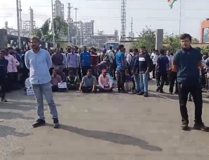 হলদিয়া রিফাইনারিতে বেতন বৃদ্ধির দাবিতে শ্রমিক বিক্ষোভ, অবস্থান জারি