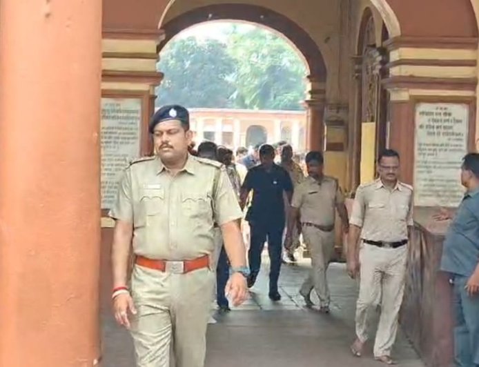 দক্ষিণেশ্বরে পুজো দিয়ে বিতর্কিত মন্তব্য, “হাইকোর্টের অনুমতি নিয়ে মায়ের কাছে আসতে হচ্ছে"