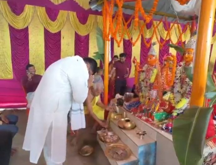 দেওয়াল লিখন থেকে হরিনাম জনসংযোগ-প্রচারে ঝড় তুলছেন অজিত মাহাতো