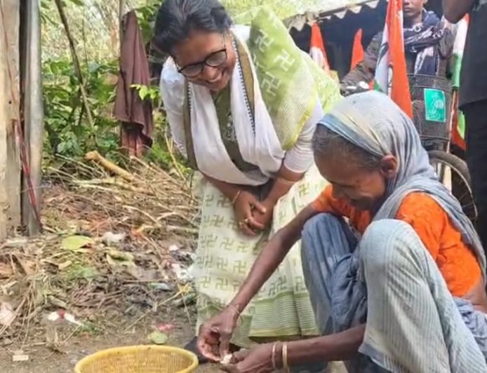 সাইকেলেই প্রচার, নজর কাড়ছেন নারায়ণগড়ের তৃণমূল প্রার্থী প্রতিভা মাইতি